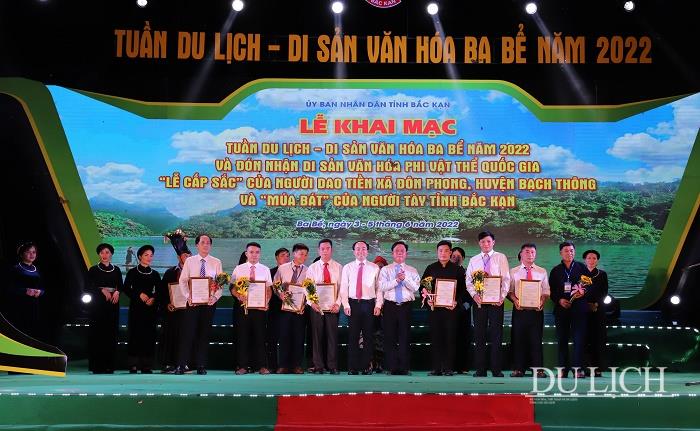 Chủ tịch UBND tỉnh Bắc Kạn Nguyễn Đăng Bình, Phó Tổng cục trưởng TCDL Phạm Văn Thủy trao chứng nhận của Bộ trưởng Bộ VHTTDL cho 2 Di sản văn hóa phi vật thể quốc gia của Bắc Kạn.